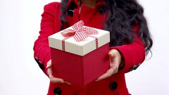 一个女人手里拿着礼物的盒子