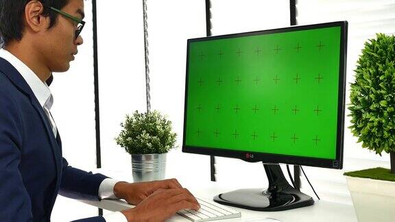 两个商务人士与电脑显示器绿色屏幕色度键