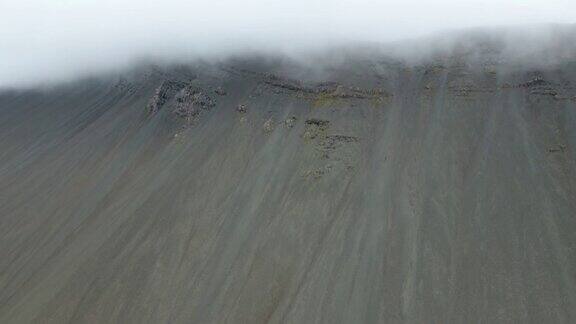 在云层中飞行无人机拍摄冰岛的一座火山