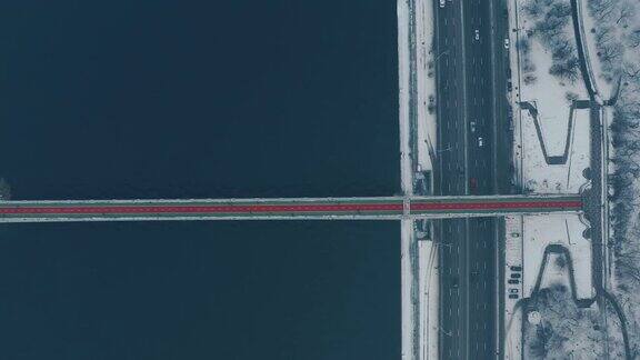 河上人行天桥的红线
