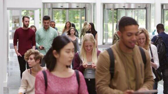 学生们穿过一所现代大学的门厅这是用R3D拍摄的