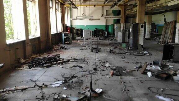 破败废弃的旧工厂里可怕的大厅拆除前的旧厂房