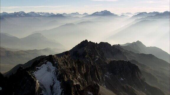 穿越阿尔卑斯山的黄昏-鸟瞰图-Rhône-Alpes萨沃伊区阿尔贝维尔法国