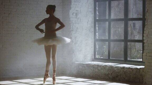 在阳光下职业芭蕾舞演员表演脚尖旋转