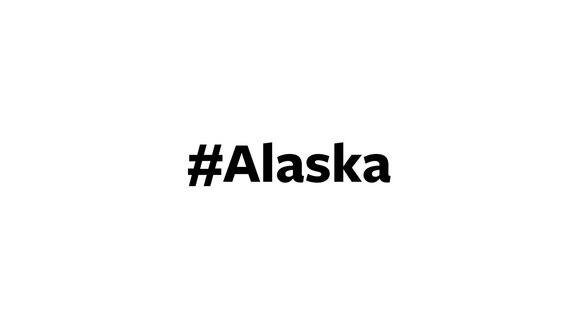 一个人在电脑屏幕上输入“#Alaska”
