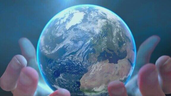 放大手掌在深蓝色背景上握着行星地球生态、环保、全球关怀的象征
