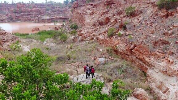 快乐家庭旅行山岩无人机拍摄俯视图