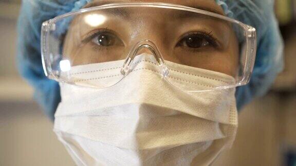 CU女医生戴口罩和护目镜的肖像中国