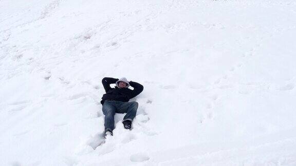 快乐的人躺在雪地里躺在白色的背景里