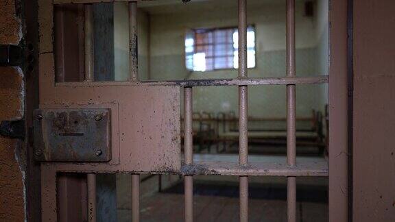 监狱金属门保护囚犯从里面逃跑通过监狱牢房的食物通道监狱监禁细节犯罪司法监狱内部