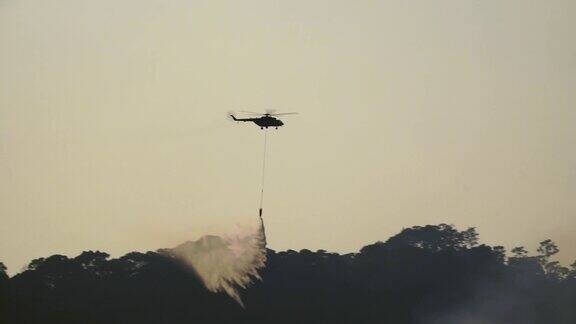 米-17直升机携带水桶用于森林火灾