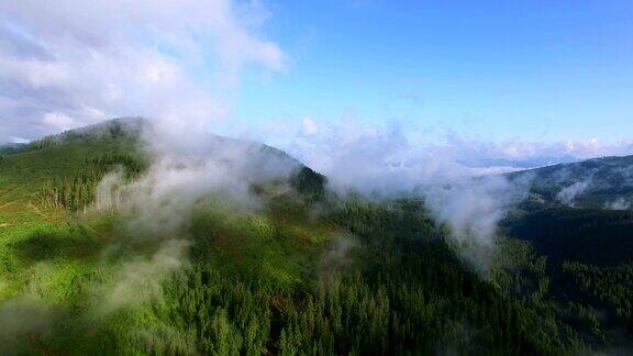 4k.Aerial景观飞过云间的夏山