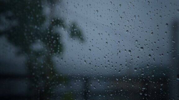 雨点落在窗玻璃上
