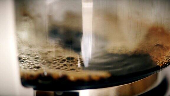 咖啡搅拌机和锅炉机在家里的木桌上制作热饮
