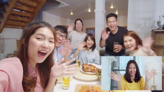 一群年轻的亚洲人看着摄像机在家中与朋友远程视频通话问候视点视频博客或自拍相机新的正常生活方式社会距离