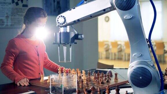 聪明的小女孩和机械手臂在学校下棋