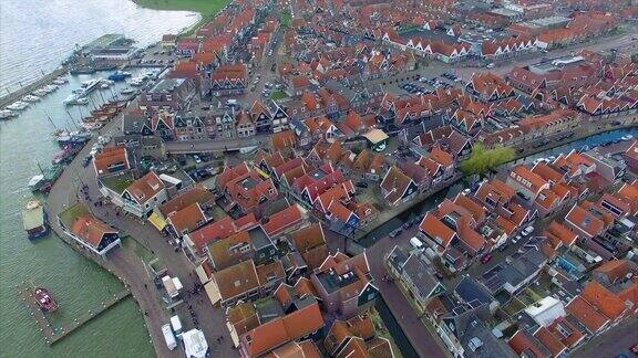 荷兰北部的Volendam镇水和建筑鸟瞰图