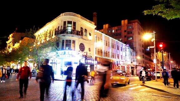 哈尔滨夜晚的步行街上挤满了人