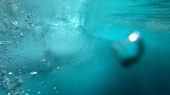 慢动作水下:水晶清晰桶波打破了摄像机在海洋