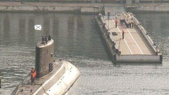 潜水艇接近码头