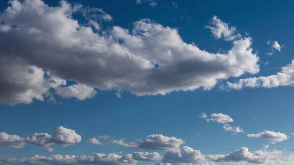 高质量的时间流逝美丽的云在蓝天上飞翔没有鸟