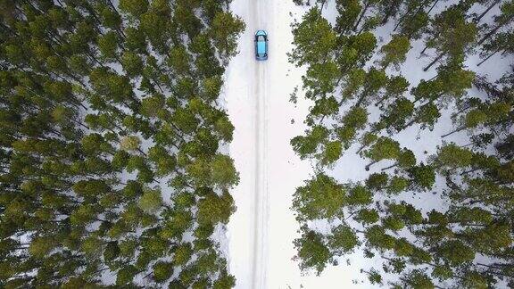 在雪地上行驶的汽车由无人机拍摄