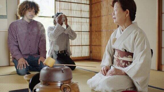 日本传统茶道上的客人饮酒
