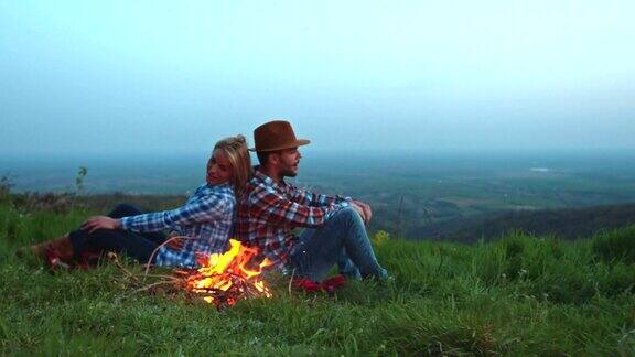 年轻夫妇在大自然中篝火晚会