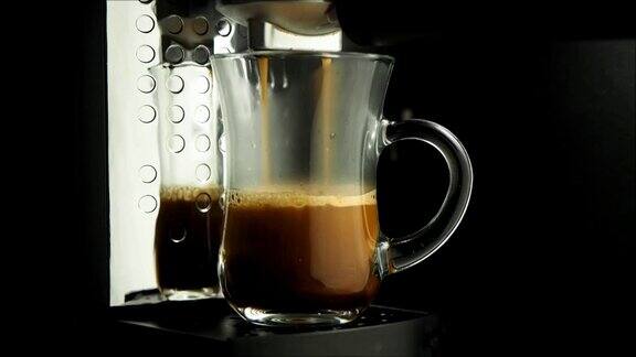 用咖啡机煮咖啡近距离