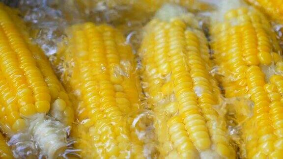 在锅中煮熟的黄色玉米