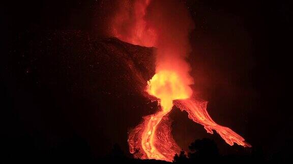 拉帕尔马火山夜间喷发巨大的熔岩流呈扇形蔓延神奇的声音!