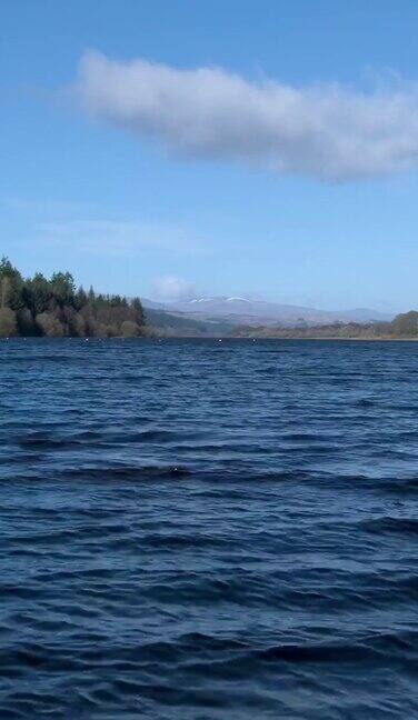 春天早晨苏格兰湖的景色