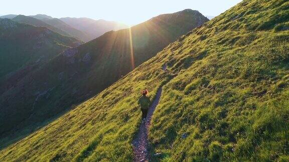 女人在山上跑步徒步旅行