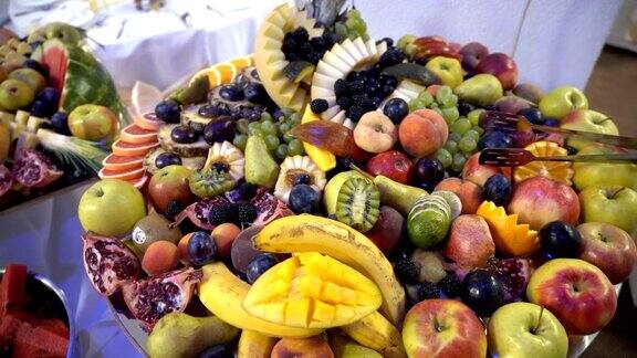 新鲜水果在自助餐桌上