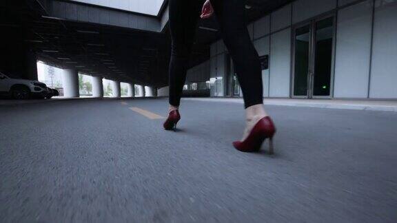女人们穿着高跟鞋走在城市的街道上