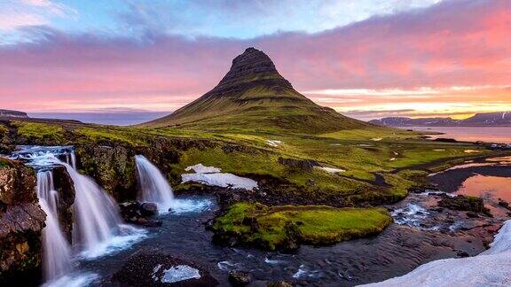 冰岛日出时的Kirkjufell山和kirkjufellsfoss