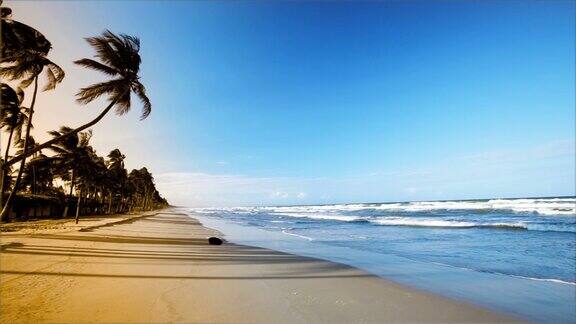 加勒比海岛海滩上温和的海浪
