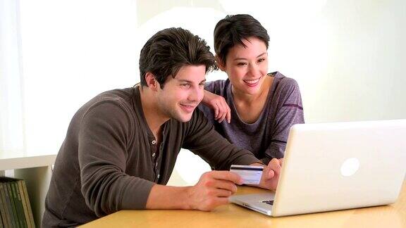 一个中国女人兴奋地和男朋友在网上购物