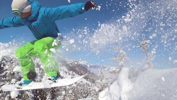 近景:滑雪者在空中跳跃身后留下一段新雪的痕迹