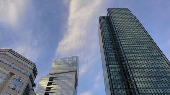 位于首都中心的高大玻璃建筑美丽的云朵倒映在摩天大楼的窗户上夕阳下的商业区