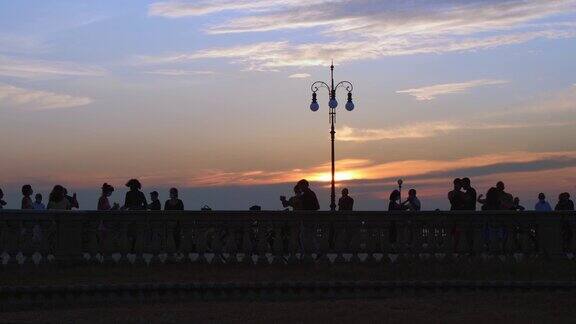 落日时分的海边观景台慢镜头