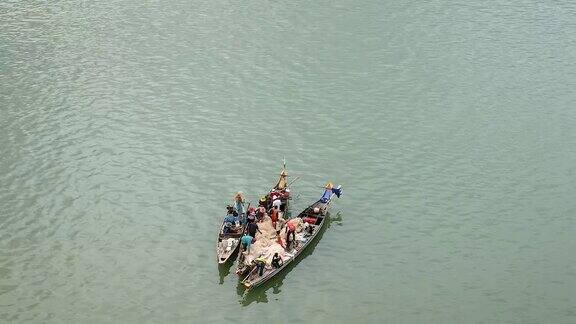 河上的小渔船并排捆着用大渔网捕鱼