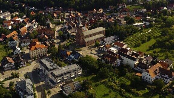 鸟瞰图环绕德国村庄运行