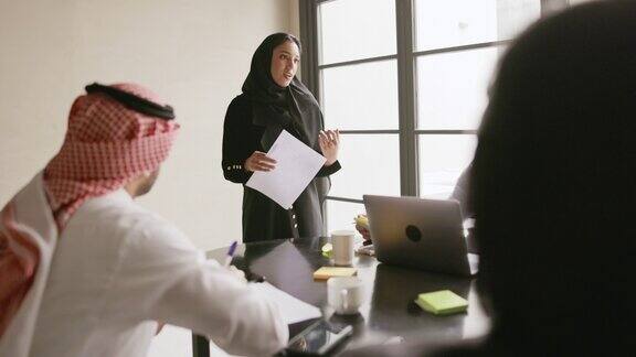 20岁出头的沙特女商人更新项目团队