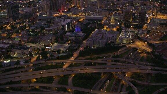 空中拍摄的市中心亚特兰大高速公路十字路口在黄昏