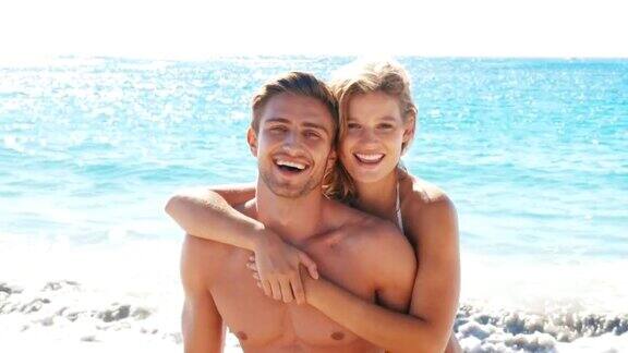 海滩上一对快乐的情侣