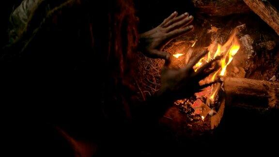 尼安德特人在洞穴的第一个篝火旁暖手