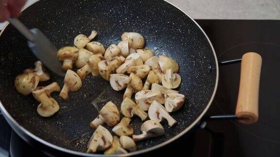 香菇在平底锅里煎