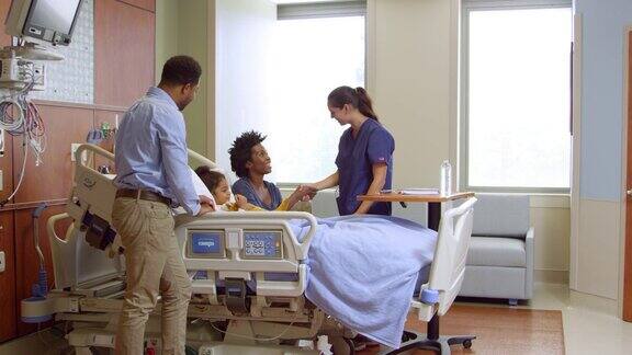 护士与父母和孩子在医院病房拍摄R3D