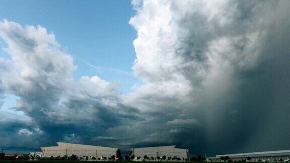时间流逝雷暴的天空雨云在工厂上空